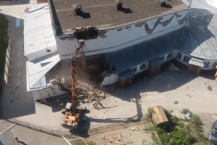 Власти расскажут о сохранении здания новосибирского кинотеатра, который сносят прямо сейчас
