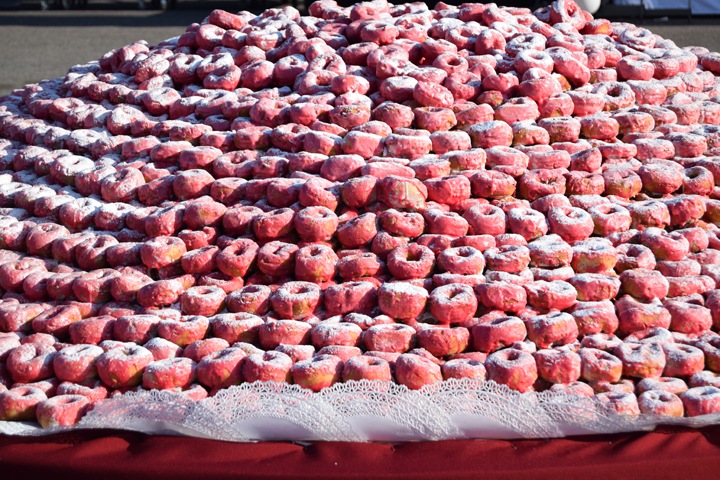 Кузбасский рекорд: кондитеры изготовили более 22 тыс. пончиков по секретному рецепту
