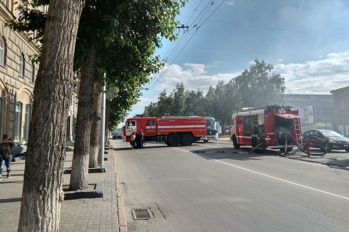 Центр Новосибирска перекрыт из-за пожара на Красном проспекте