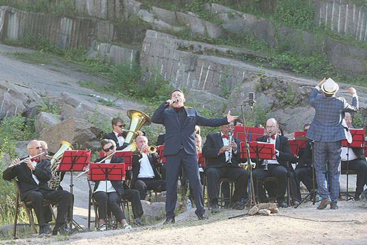 Духовой оркестр сыграл «Катюшу» на красноярских «Столбах»