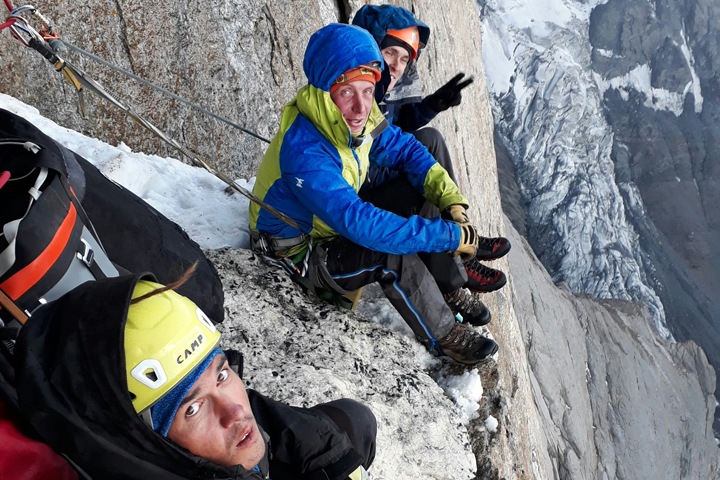Чуть не замерзли: сибирские альпинисты проложили новый сложный маршрут в горах Киргизии