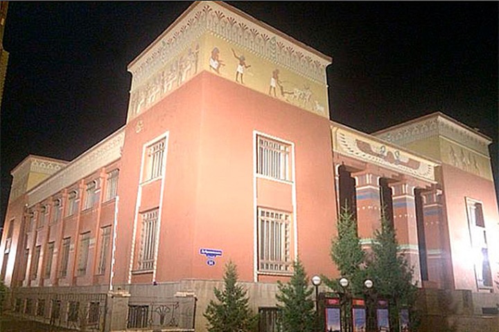 Египетский храм выходит из сумрака: мэр Красноярска прокомментировал новую подсветку музея