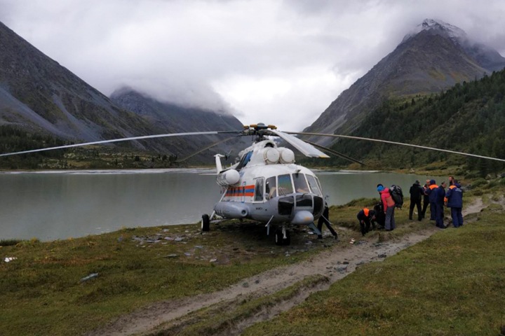 Спасатели эвакуировали туристов, попавших в беду в горах Алтая