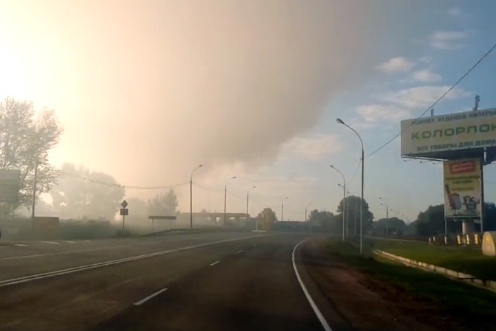 Федеральную трассу заволокло дымом от горящей свалки в Бердске