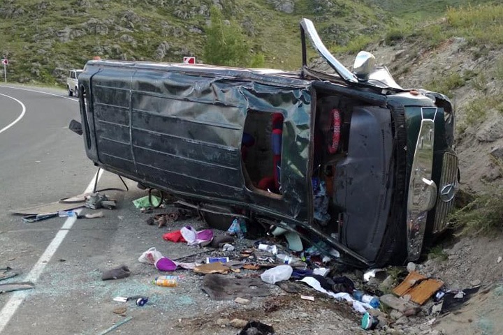 12 человек попали в больницу после опрокидывания микроавтобуса на Алтае