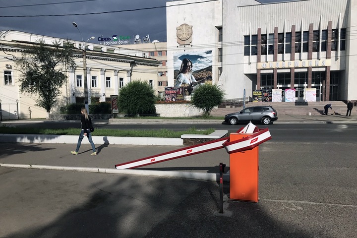 Шлагбаум на парковку забайкальского губернатора скрутили узлом