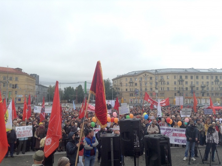 Сотни людей протестуют против пенсионной реформы в Новосибирске