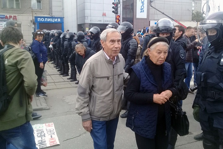 Шествие против пенсионной реформы в Новосибирске. Онлайн