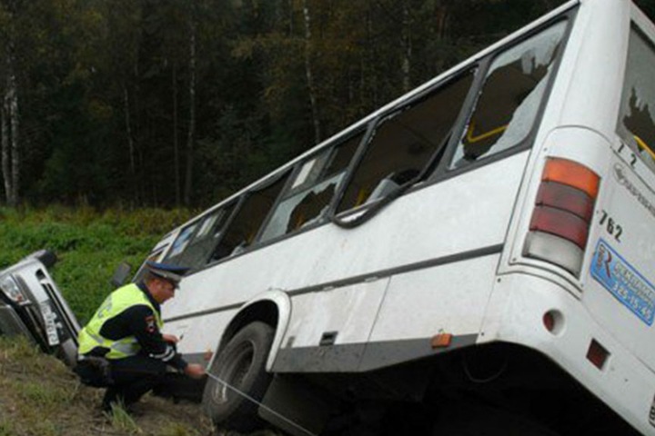 Пассажирский автобус опрокинулся в Алтайском крае