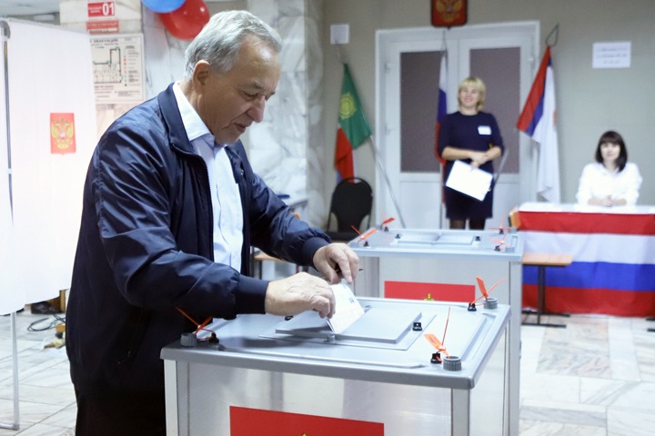 Парламент Хакасии переизбрал «доброго и старого товарища» Зимина на пост спикера