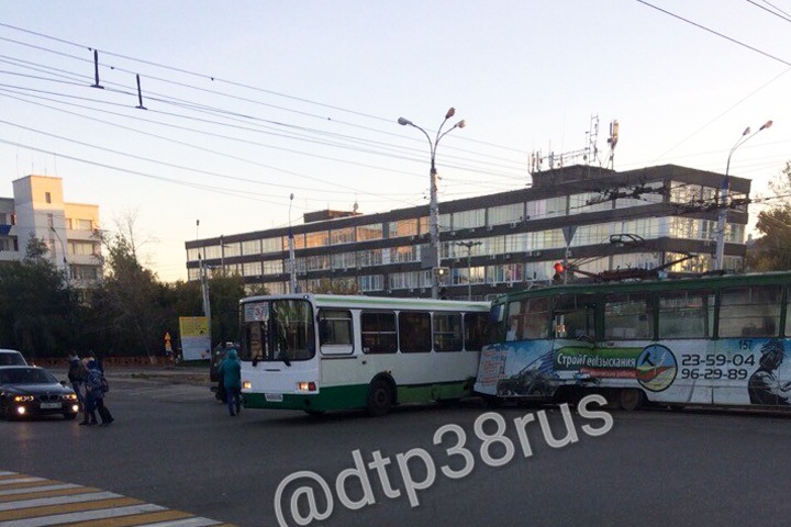 Несколько человек пострадали при столкновении автобуса и трамвая в Иркутске