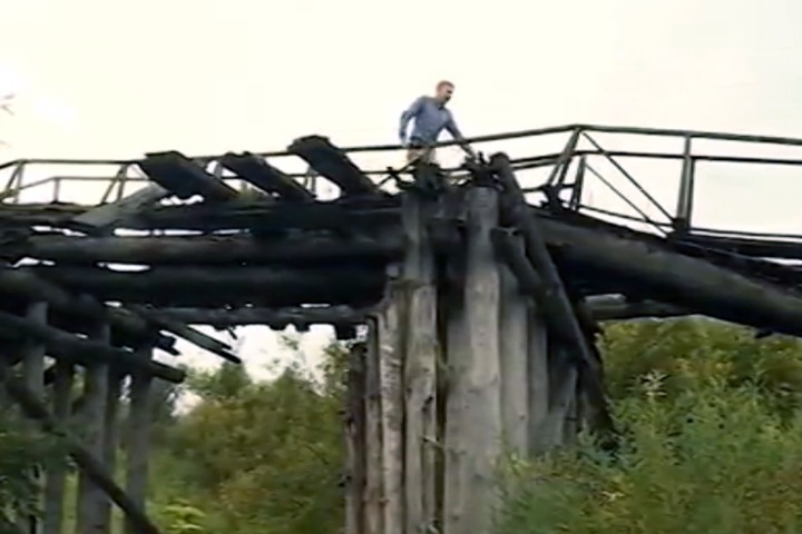 Жителям новосибирского села предложили еще год походить по гнилому мосту