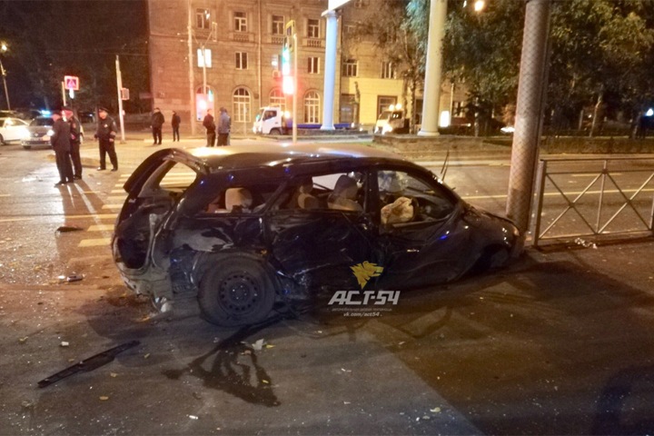 Два человека погибли при столкновении автомобилей в центре Новосибирска
