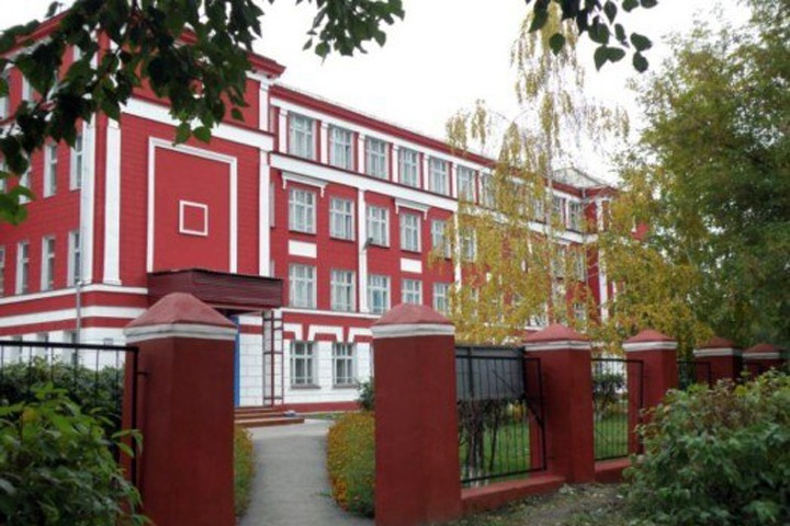 Мэр Новосибирска потребовал кадровых решений после падения шкафов на школьников
