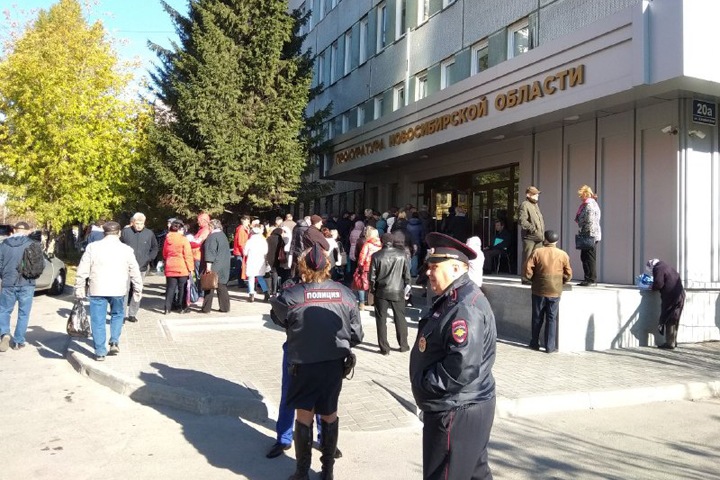 «Был 24-м, стал 163-м»: новосибирцы жалуются на хаос в очереди к комиссиии Генпрокуратуры