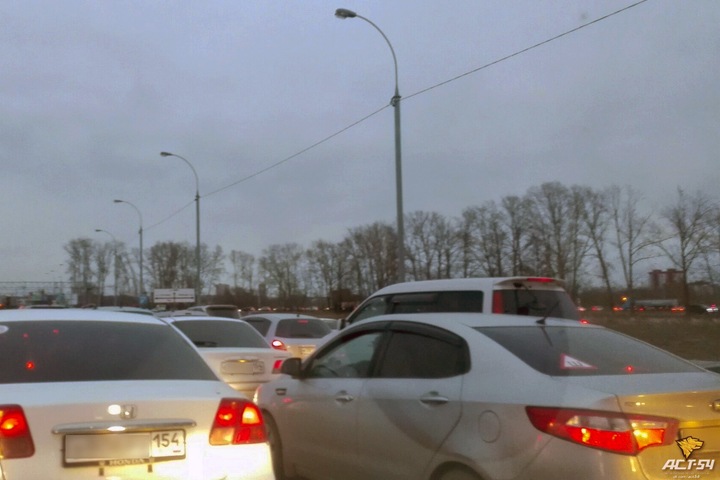 Сломанный светофор парализовал Советское шоссе в Новосибирске