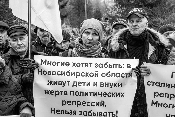 «Нынешняя власть от предыдущей мало чем отличается»: новосибирский митинг в память о репрессиях и против Сталина
