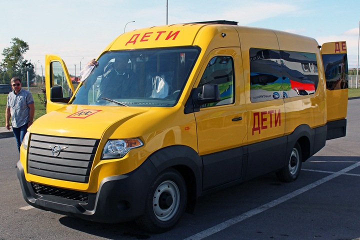Медведев нашел школьные автобусы и скорую помощь для новосибирцев