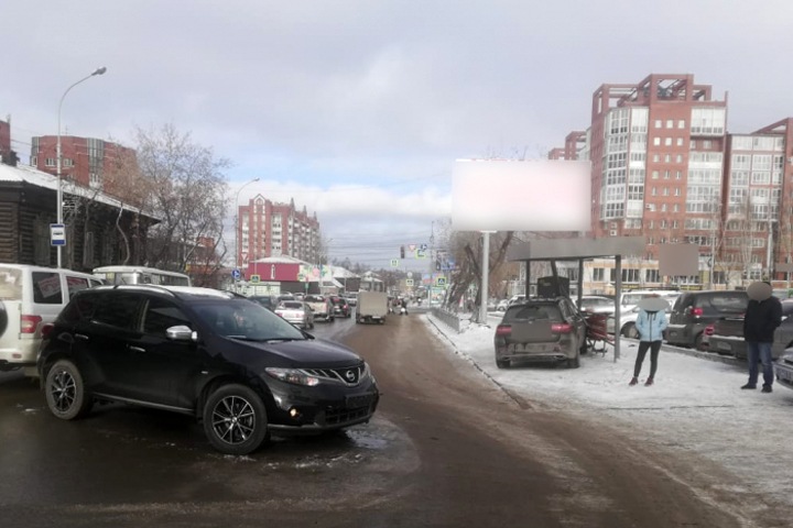 Машина въехала в остановку с людьми в Томске