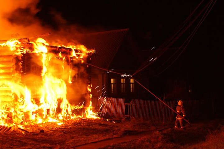 Восемь человек погибли при пожаре в Кузбассе. Возбуждено уголовное дело