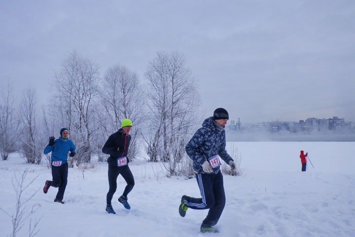 «Бегающие зимой живы и здоровы»: новосибирцы пробежали 16 километров по морозу