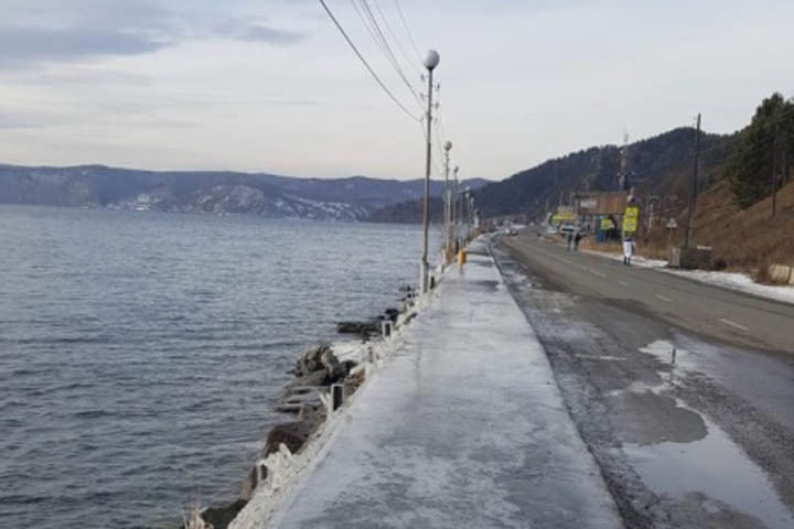 Дорогу подмыло в Листвянке из-за подъема уровня Байкала