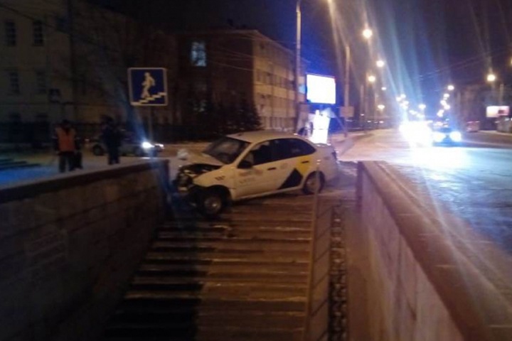 Водитель Яндекс.Такси врезался в подземный пешеходный переход в Омске