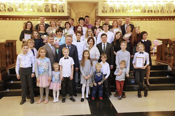 Мэрия Новосибирска наградила многодетные семьи
