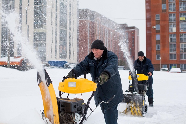 Двор без снега и грязи: как организовать работу УК зимой