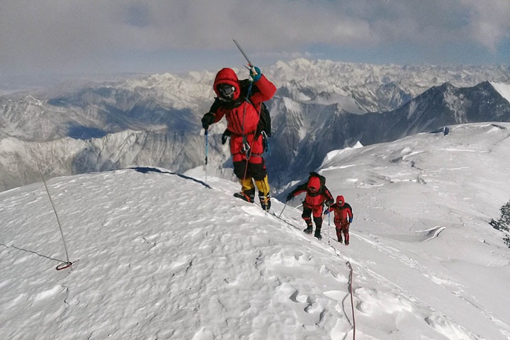 Сибирские альпинисты стали чемпионами мира за зимнее восхождение на пик Корженевской на Памире