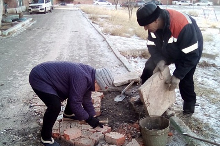 72-летняя бабушка из Бурятии сама заделала яму в асфальте. Получилось не хуже, чем у дорожников