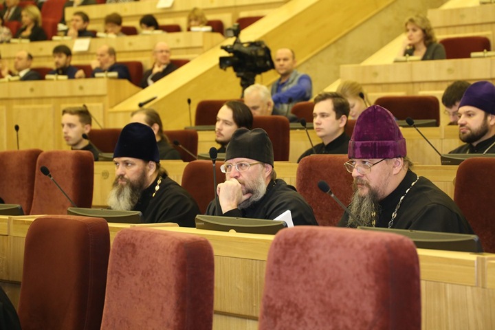 «Свобода раскрепостила грех»: новосибирский митрополит рассказал властям о молодежи