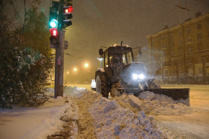 Новосибирские дорожники вывезли две тысячи самосвалов снега за выходные