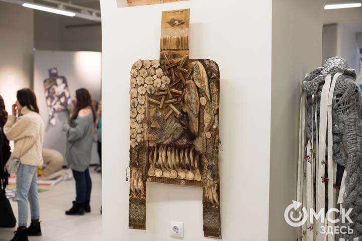 Наносвитер из фанеры и гирлянды показали на выставке в Омске