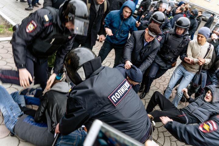 Избитые в Красноярске участники протестов 9 сентября и 5 мая пошли в Генпрокуратуру