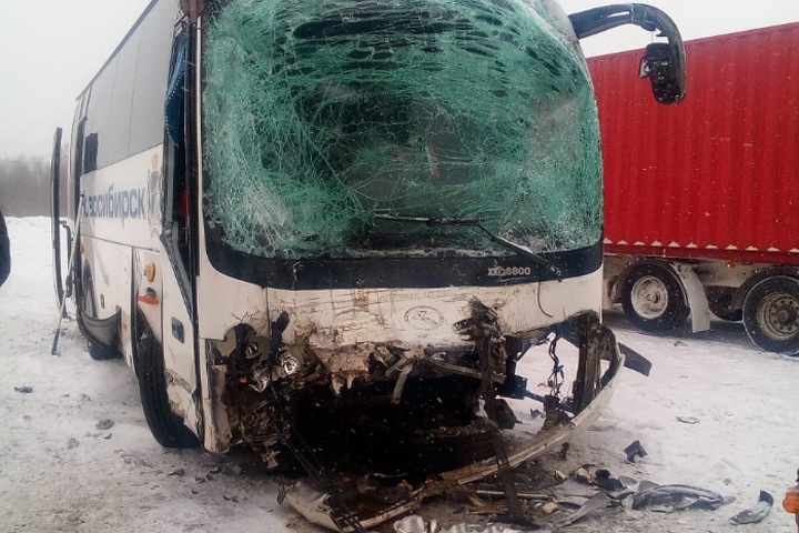 Междугородний автобус попал в ДТП под Новосибирском, есть пострадавшие