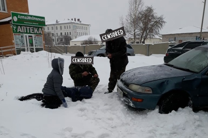 Автомобиль влетел в остановку с людьми в Алтайском крае