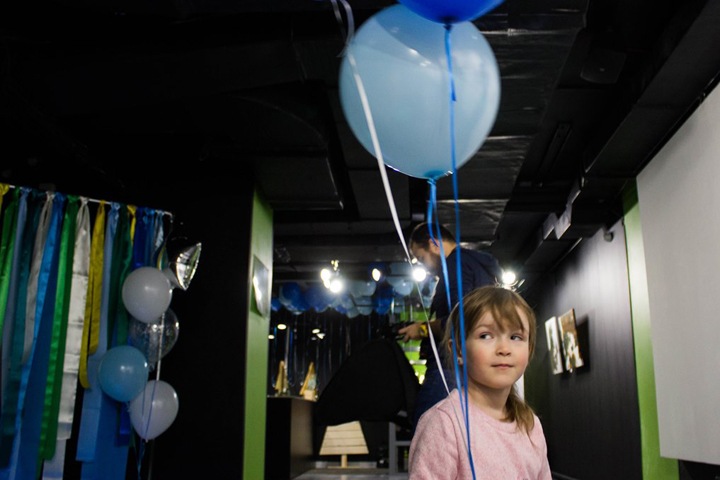 «Посмотри на меня»: в Новосибирске показали картины детей с аутизмом