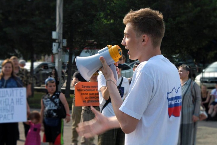 Гей-пропаганда, оскорбление полицейских и суды с мэрией: как живет молодой координатор «Протестного Бийска»