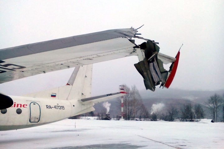Самолет сломал крыло при посадке в иркутском аэропорту