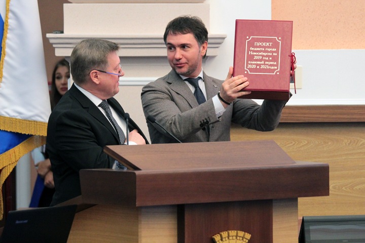 Депутаты дважды не смогли ограничить мэра Новосибирска двумя сроками