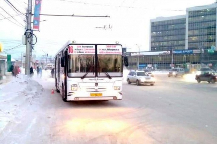 Автобус наехал на выпавшего из него пенсионера в Новосибирске