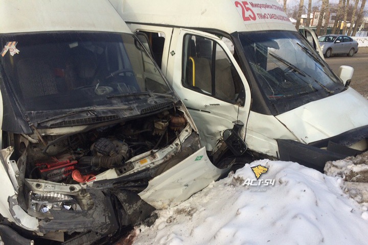 Семеро пострадали в лобовом столкновении маршруток в Новосибирске