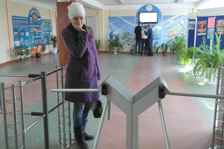 Школа в Красноярском крае установила турникет на входе и ввела платные пропускные карты