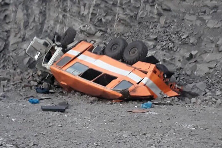 Автомобиль с горняками упал с обрыва в Кузбассе: погибли шесть человек, шестнадцать пострадали