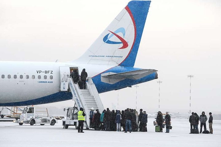 Шесть пассажиров самолета упали при обрушении трапа в Барнауле