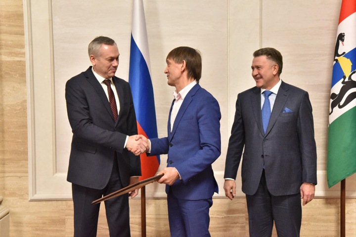 Новосибирский губернатор наградил ректора СГУГиТ