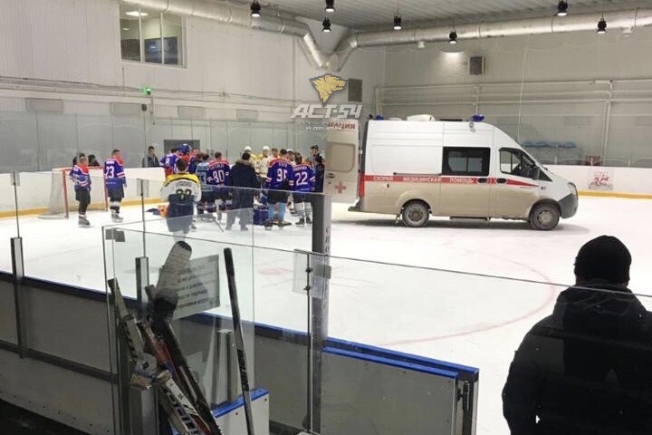 Хоккейный вратарь умер в Новосибирске во время матча