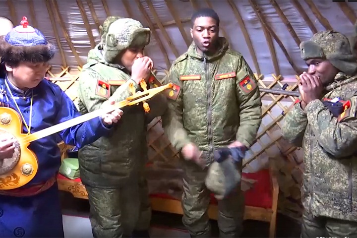 Ангольские военные исполнили рэп под тувинские народные инструменты