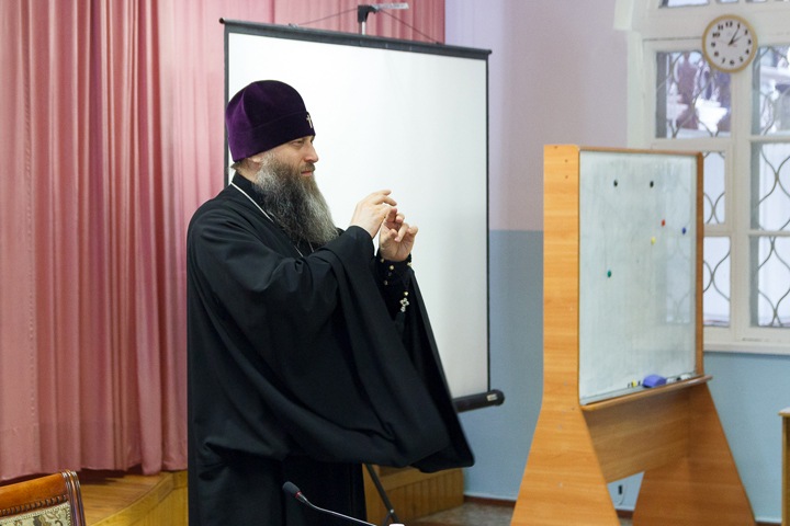 «Что выбрали, то получили»: новосибирский митрополит рассказал молодежи об иеговистах-шпионах и Монстрации